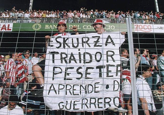 Pancarta contra Xabier Eskurza durante un partido celebrado en San mamés contra el F.C. Barcelona en 1995.