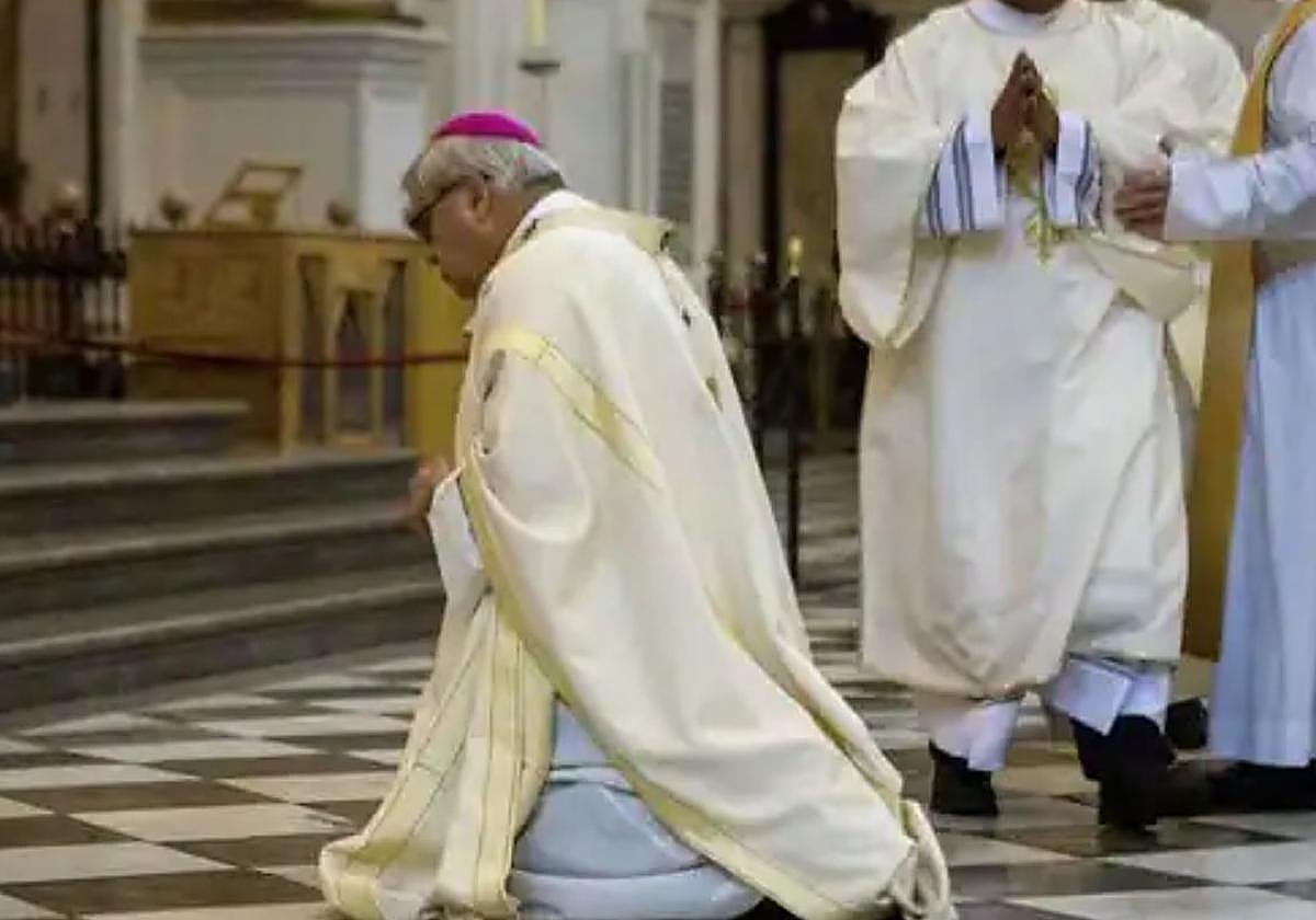 Un arzobispo durante una misa en la que se pidió perdón por los casos de abusos sexuales.