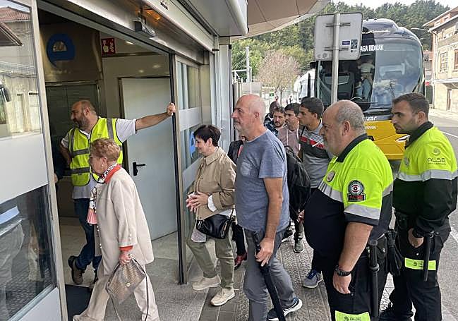 Usuarios de Euskotren afectados por el descarrilamiento, trasladados en autobús.