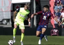 Javier Avilés trata de esquivar a un jugador del Eldense.