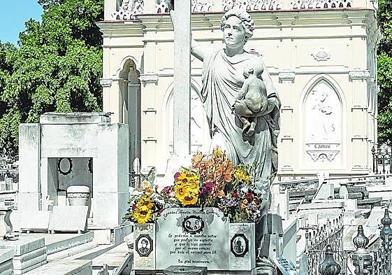 Sepultura de La Milagrosa en el cementerio de Colón de La Habana.