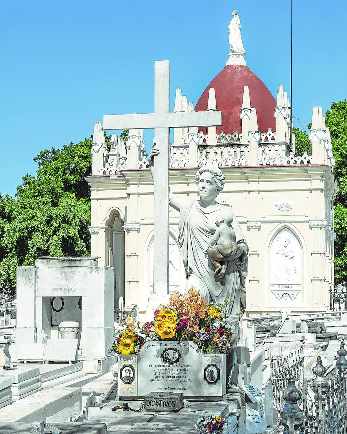 Sepultura de La Milagrosa en el cementerio de Colón de La Habana.