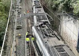 Los técnicos de Euskotren analizan el vagón que ha descarrilado en Amorebieta.