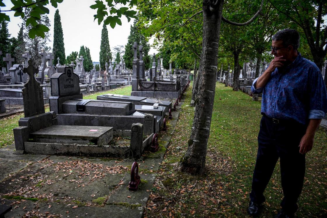 José Antonio Fernández, gerente de Bilbao Zerbitzuak, contempla la parcela sin nombre donde yace la periodista navarra, que fue fusilada por los franquistas en el mismo cementerio.