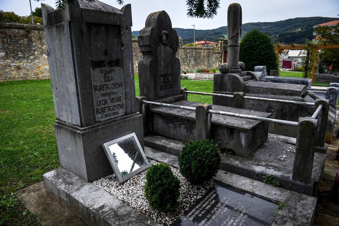 Su sobria tumba, en el antiguo cementerio civil, cuenta con un espejo inclinado que algunos vinculan a la simbología masónica. Escribió que no adornasen su sepultura «con cruces y cosas feas».