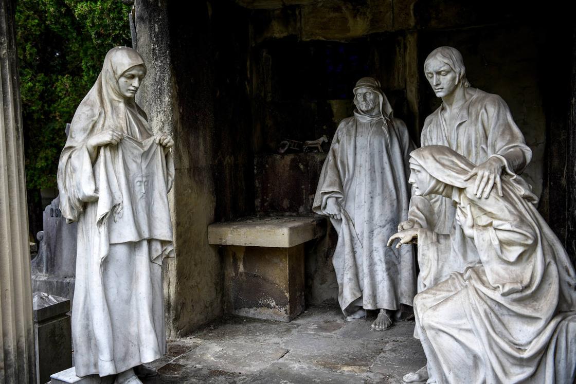 Conjunto escultórico de Quintín de Torre: al fondo, José de Arimatea, patrón de los funerarios.