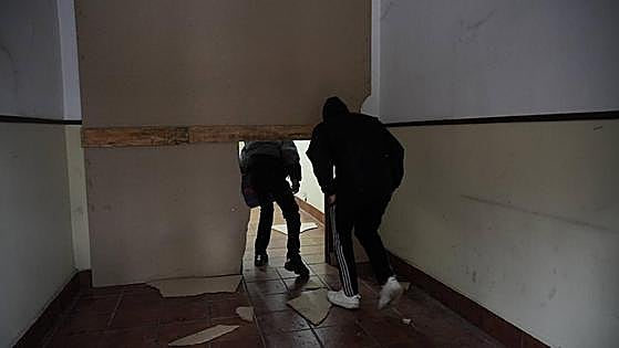 Seis hombres okupan la antigua sede de Proyecto Hombre frente al parque de La Florida