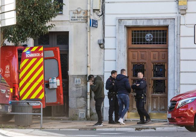 Los Bomberos volvieron a colocar un muro de aglomerado el viernes en el pasillo del portal de este edificio okupado.