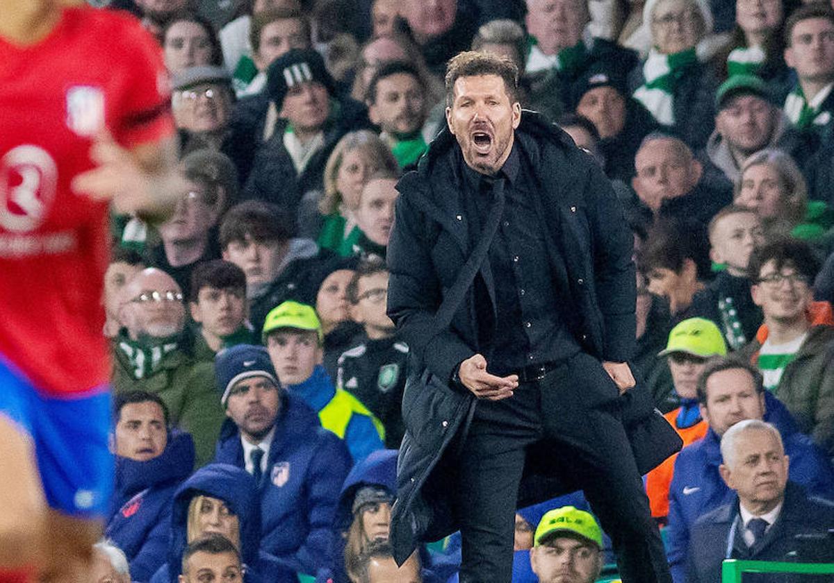 Diego Simeone se dirige a sus jugadores en el partido ante el Celtic.