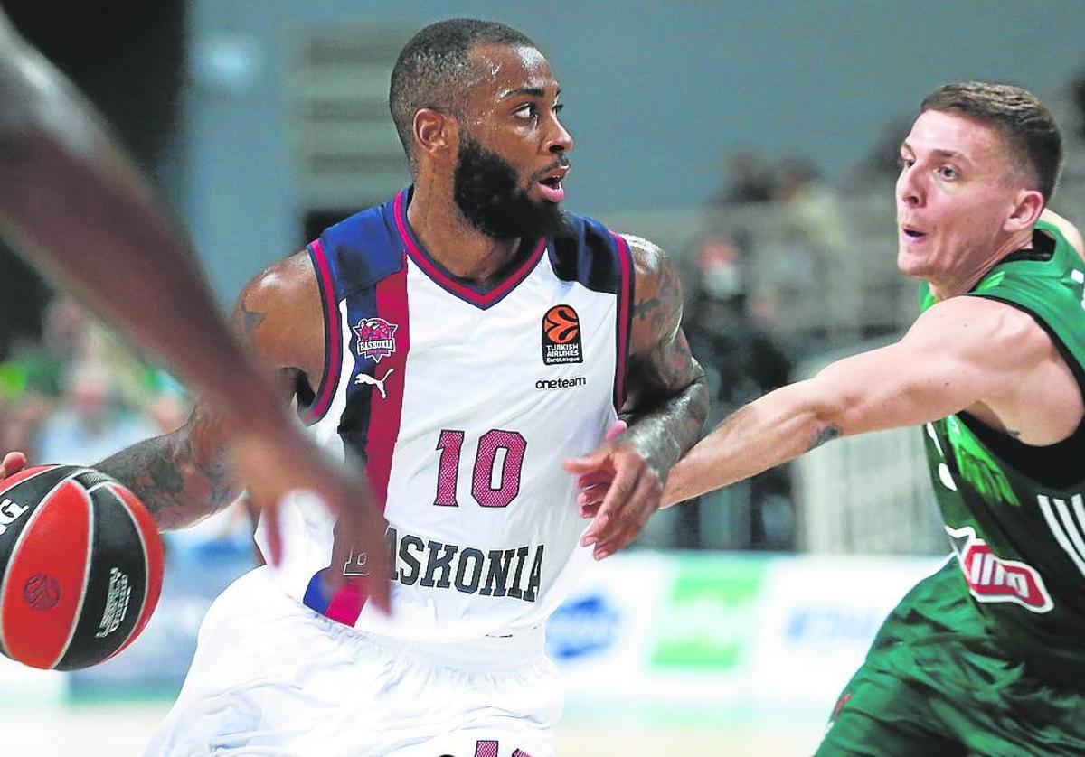 McIntyre, defendido por el exverdinegro Kyle Guy, anteayer en el partido de Atenas