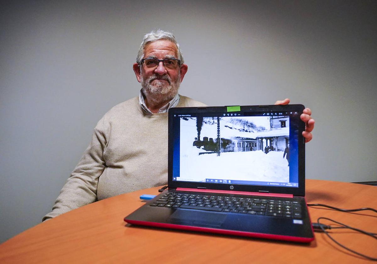 Javier Suso muestra uno de los documentos fotográficos que conserva sobre la vieja línea.