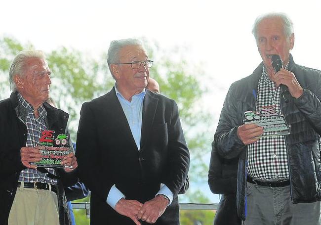 En el homenaje junto a Josu Bergara y Juan María Atutxa.