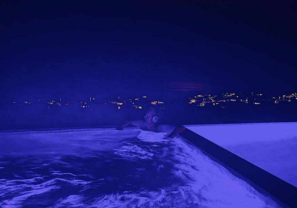 La última imagen de Matthew Perry: en el jacuzzi en el que ha aparecido ahogado y un mensaje que preocupó a sus fans