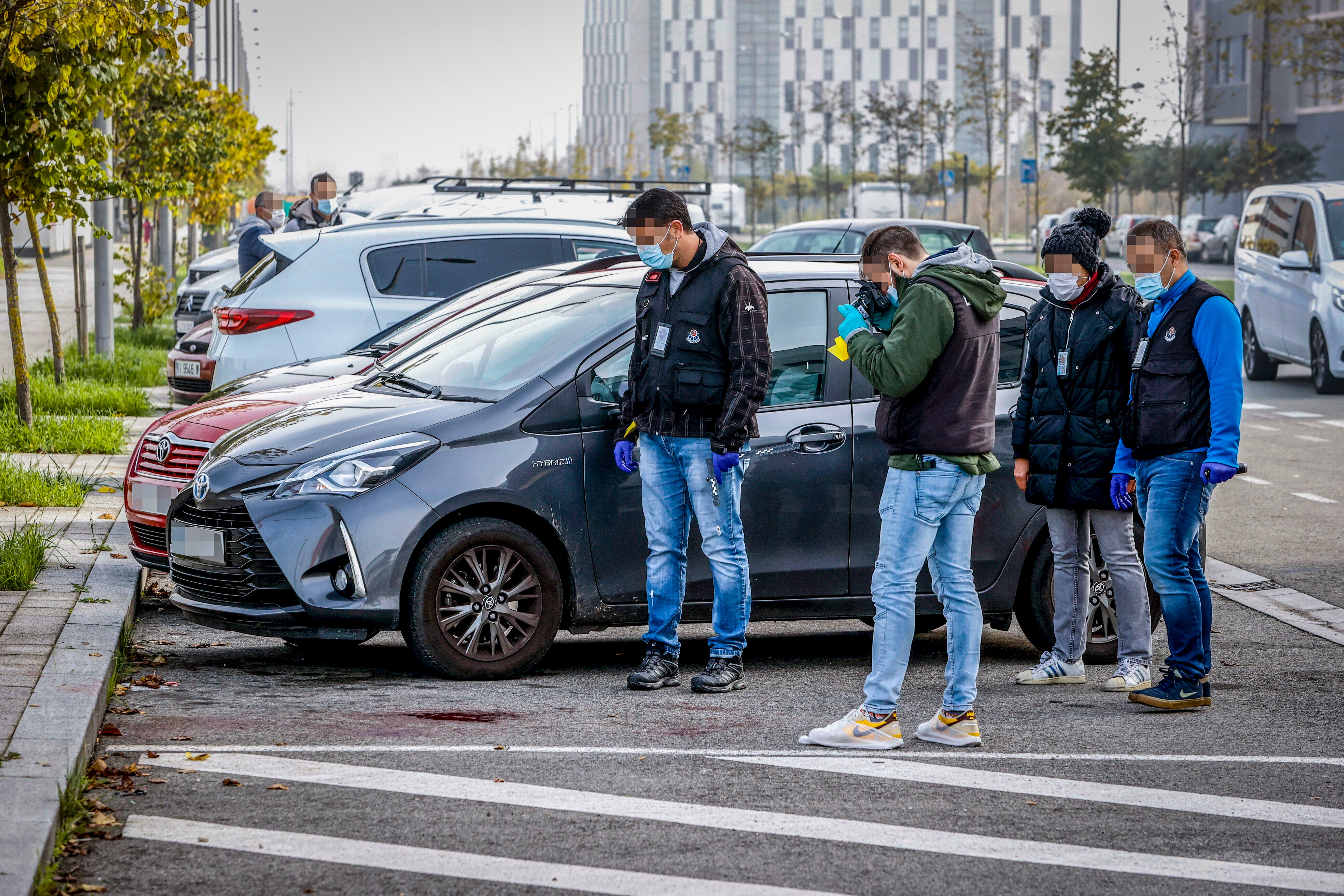 Varios agentes de la Ertzaintza toman pruebas de una agresión registrada en Vitoria.