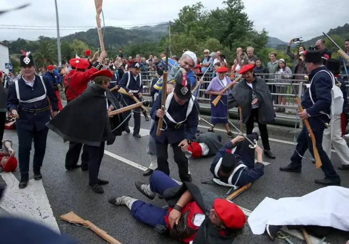 Una de las actividades divulgativas que organiza el Centro Trueba es la recreación de la batalla de Somorrostro.