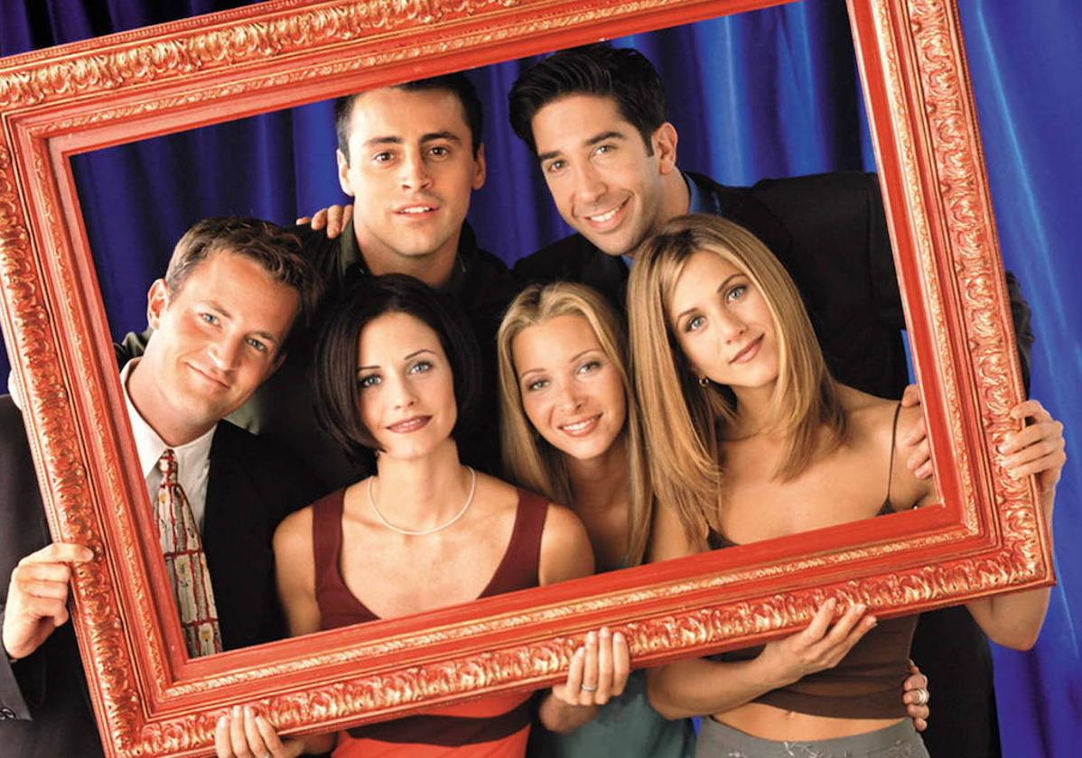 Matthew Perry, a la izquierda, junto a los otros cinco protagonistas de 'Friends'.