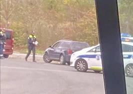 Agentes locales, con el coche infractor.