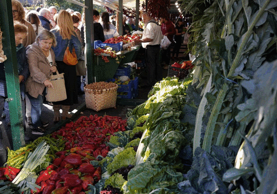 Los baserritarras contienen los precios en el Último Lunes de Gernika