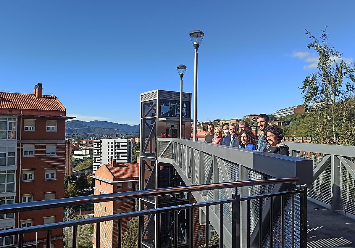 Los miembros de la corporación municipal probando uno de los nuevos ascensores