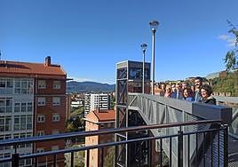 Los miembros de la corporación municipal probando uno de los nuevos ascensores