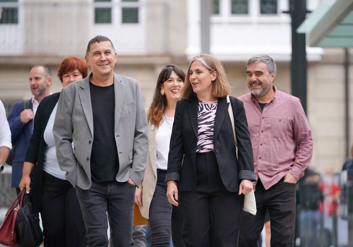 Arnaldo Otegi camina junto a Nerea Kortajarena. Entre los dos, Oihana Etxebarrieta.