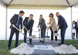 Imagen de la colocación de la primera piedra de las nuevas instalaciones de Sener en el municipio de Zamudio, con la presencia de las autoridades y de directivos de la compañía.