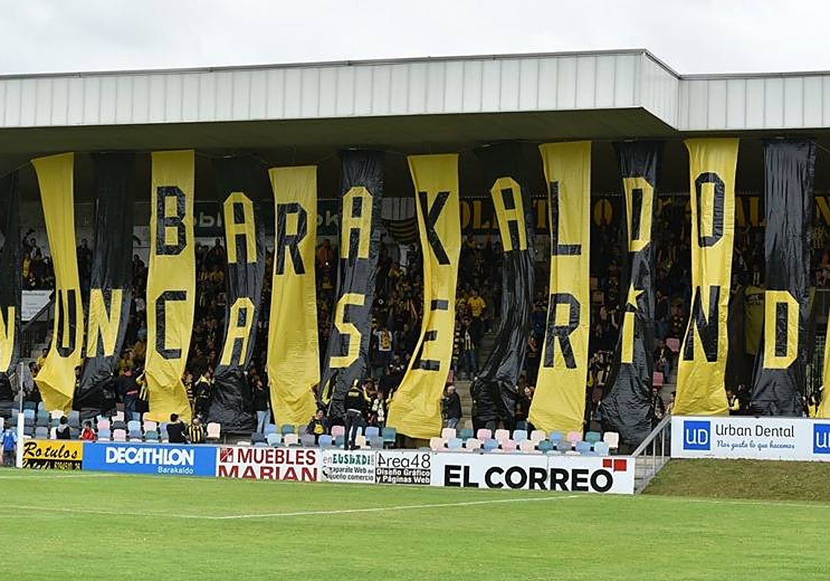 El tifo que desplegó la afición del Barakaldo en el último play-off de ascenso a Segunda contra el Hércules.