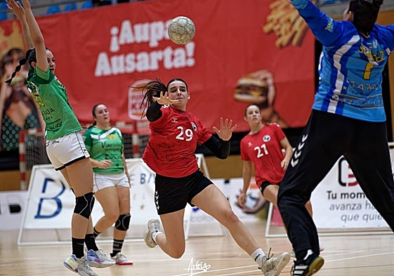 Maialen Orbañanos realiza un disparo durante el Zuazo-Bolaños.