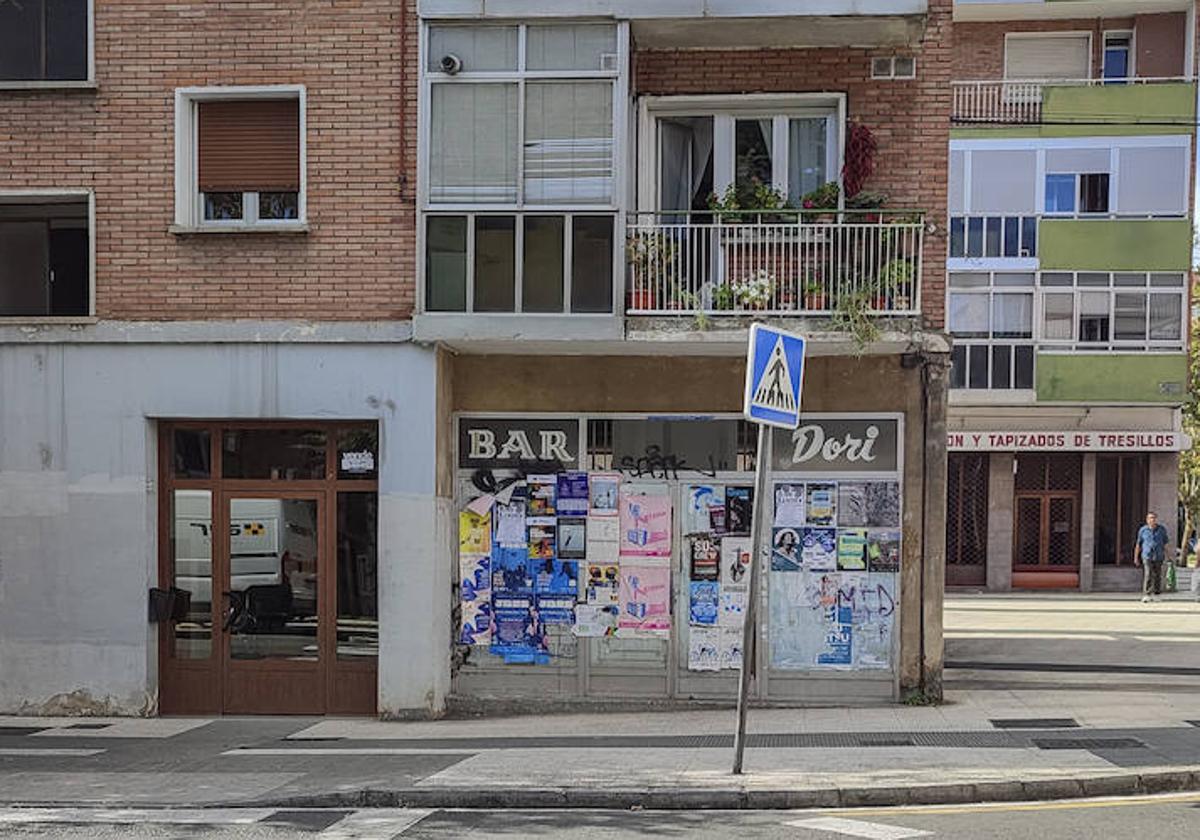 Ventanas del local ocupado por jóvenes conflictivos.