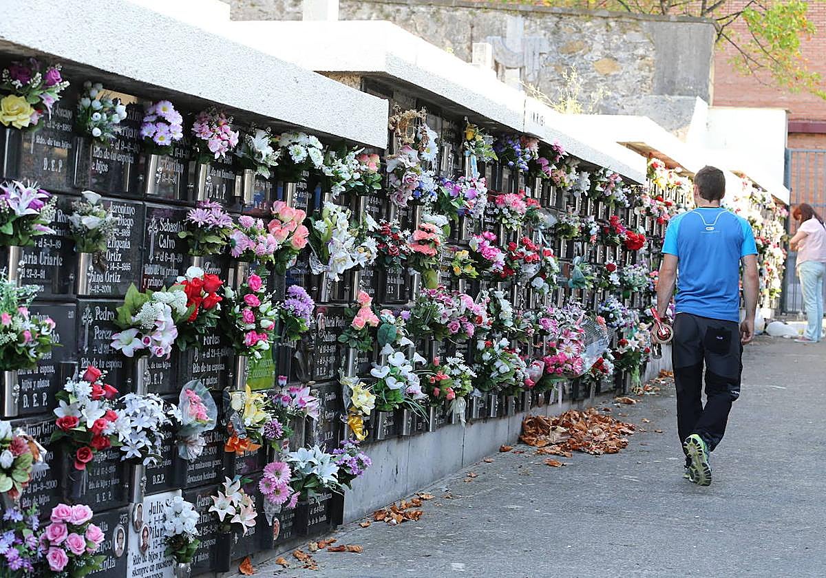 El cementerio de Barakaldo volverá reunir a numerosas personas que se acercarán en el día de hoy a recordar a sus seres queridos.