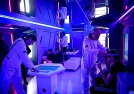 Interior del autobús, reconvertido en una 'escape room' ambientada en una cápsula científica de Marte.