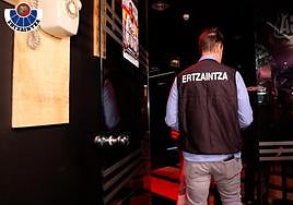 Un agente inspecciona una de las discotecas vascas.