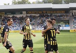 Endika Buján celebra un gol junto a Urki Txoperena, Julen Huidobro e Iñigo Orozko.