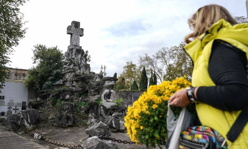 Miles de vizcaínos peregrinan a los cementerios en el Día de Todos los Santos