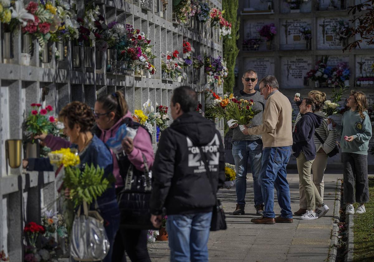 Miles de personas aprovecharon el buen tiempo de ayer para adelantarse a la multitud que se espera hoy en los cementerios vitorianos.