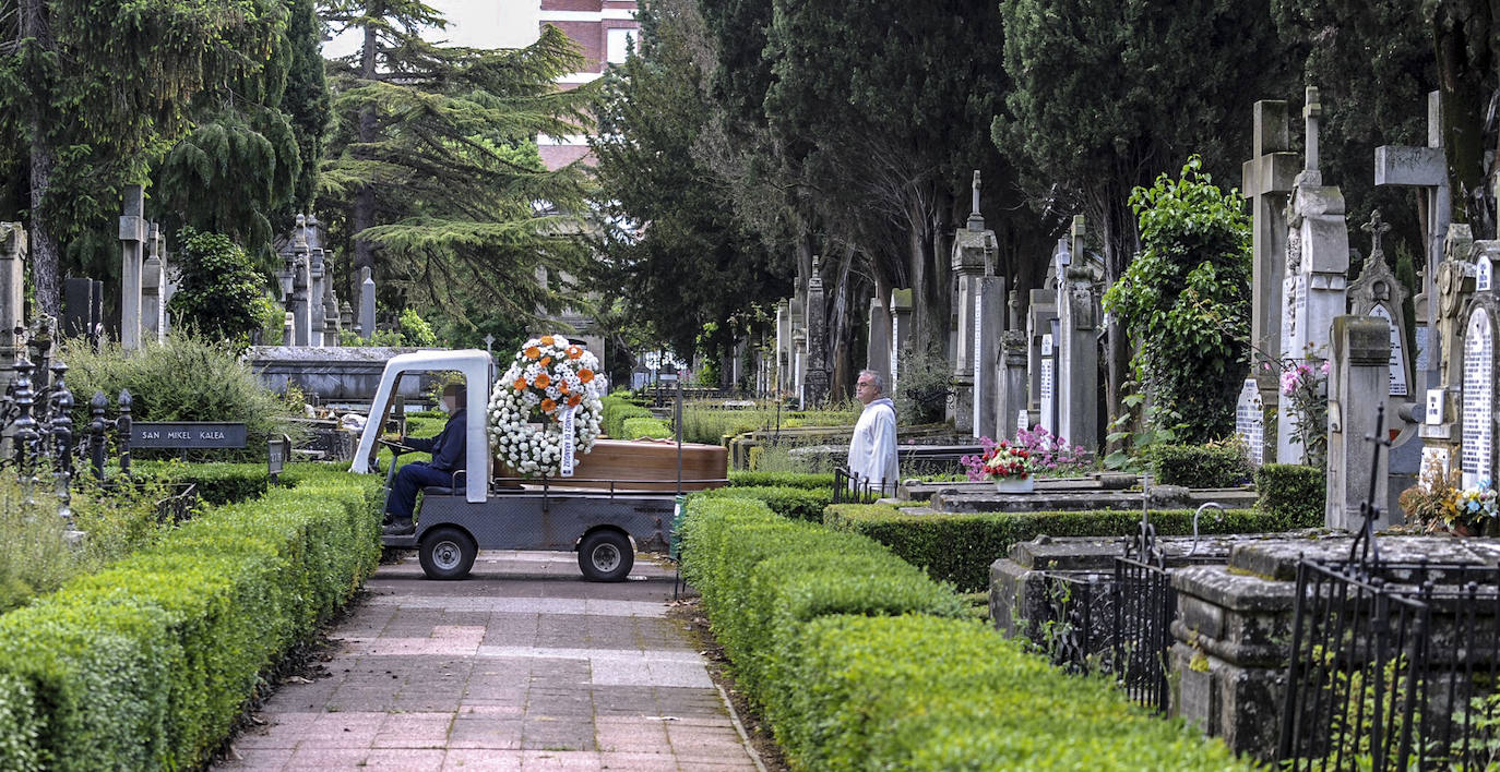 Un sepelio, ajeno a la información, celebrado ayer en el cementerio de Santa Isabel.