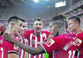 Jugadores del Athletic celebran uno de los tres goles marcados ante el Almería en la Liga en San Mamés.