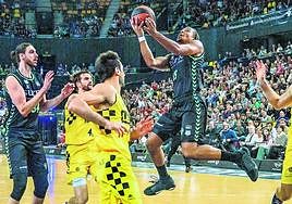 Melwin Pantzar busca la canasta en el partido ante el Sibiu rumano, que el Bilbao Basket ganó con comodidad.