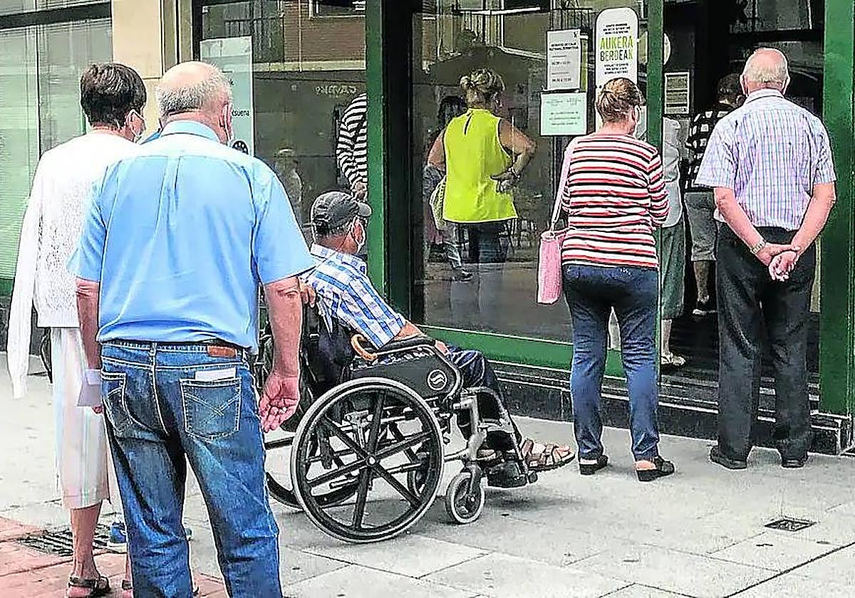 Clientes guardan cola para hacer sus trámites en una sucursal bancaria.