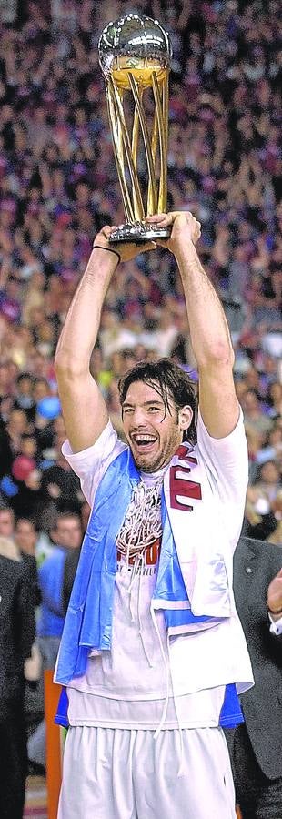 Imagen - Luis Scola besa una de las seis Copas del Baskonia.