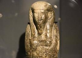 El ushebti de Harwa, elaborado en serpentina, en vez de la usual fayenza.