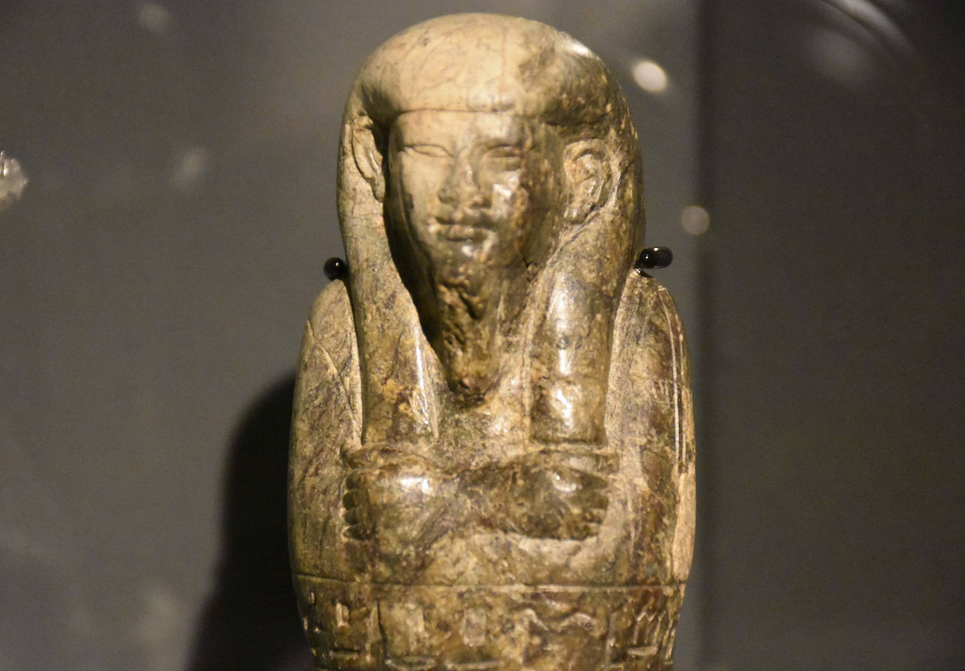 El ushebti de Harwa, elaborado en serpentina, en vez de la usual fayenza.