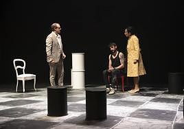 Alfonso Díez, Aitor Borobia e Idoia Merodio en una escena de 'Presunto'.