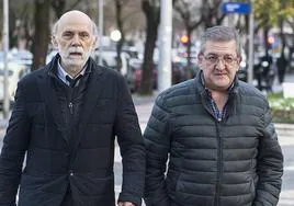 El abogado Jesús Villegas junto al ex burukide Aitor Tellería acceden al Palacio de Justicia de Vitoria en diciembre de 2019.