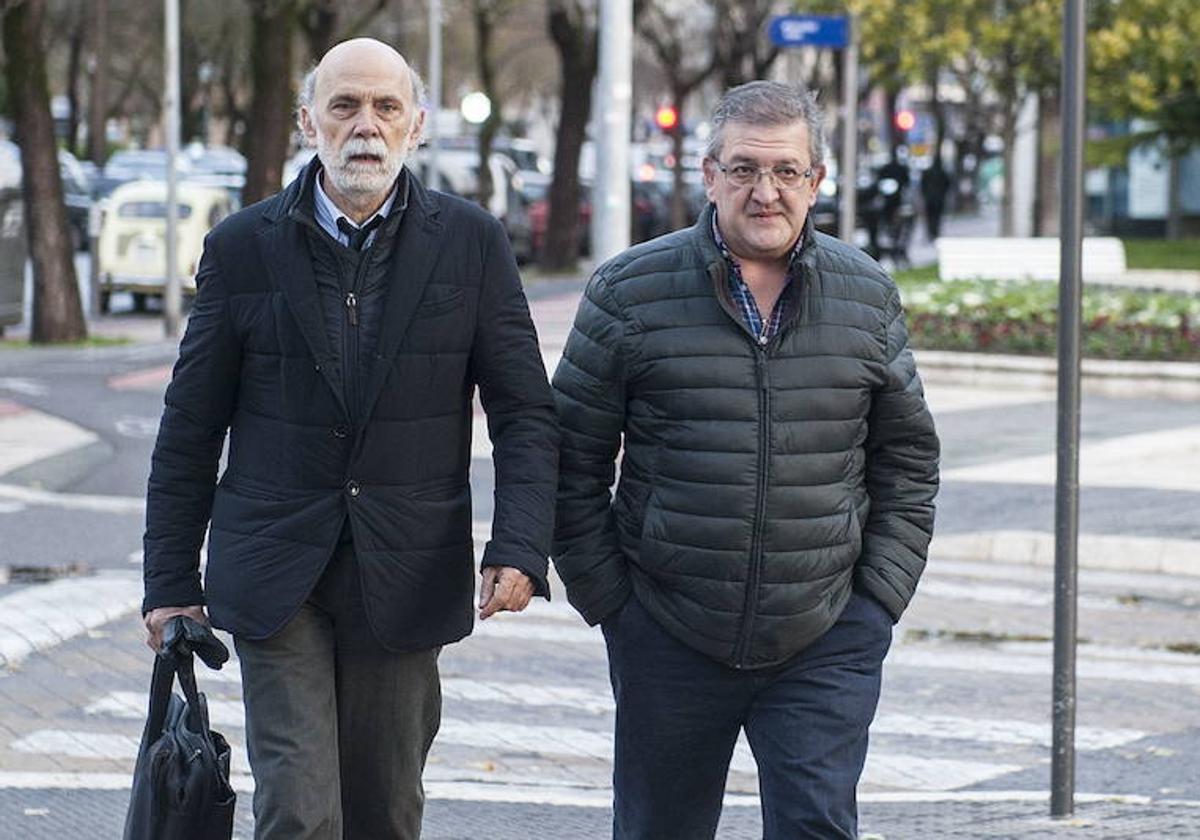 El abogado Jesús Villegas junto al ex burukide Aitor Tellería acceden al Palacio de Justicia de Vitoria en diciembre de 2019.