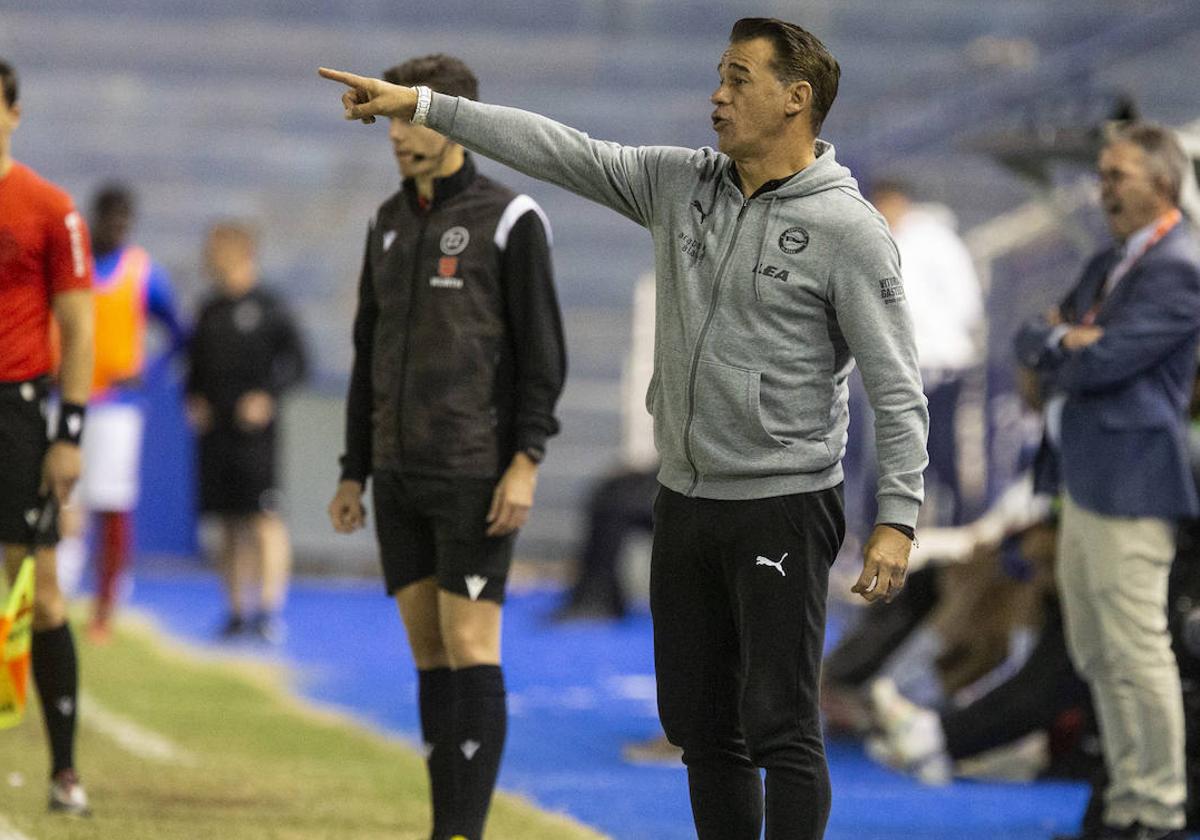 Luis García da indicaciones a sus jugadores durante el partido.