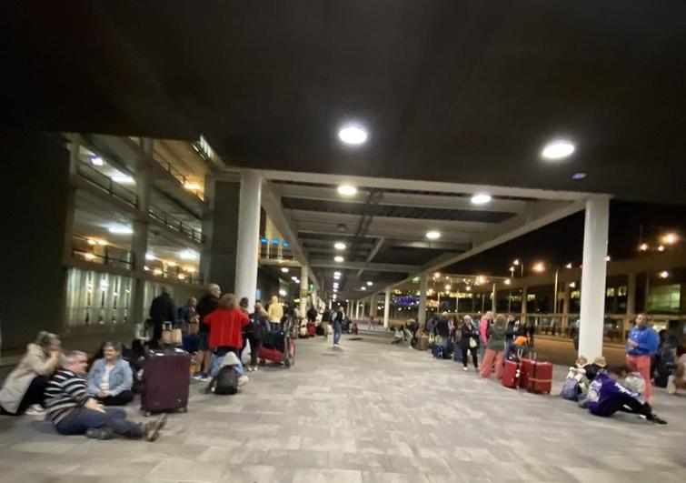 Imagen de los pasajeros en el aparcamiento del aeropuerto de Barcelona.