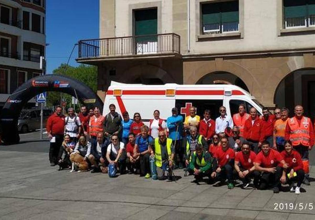 Voluntarios de la Cruz Roja en un acto de archivo en la localidad.