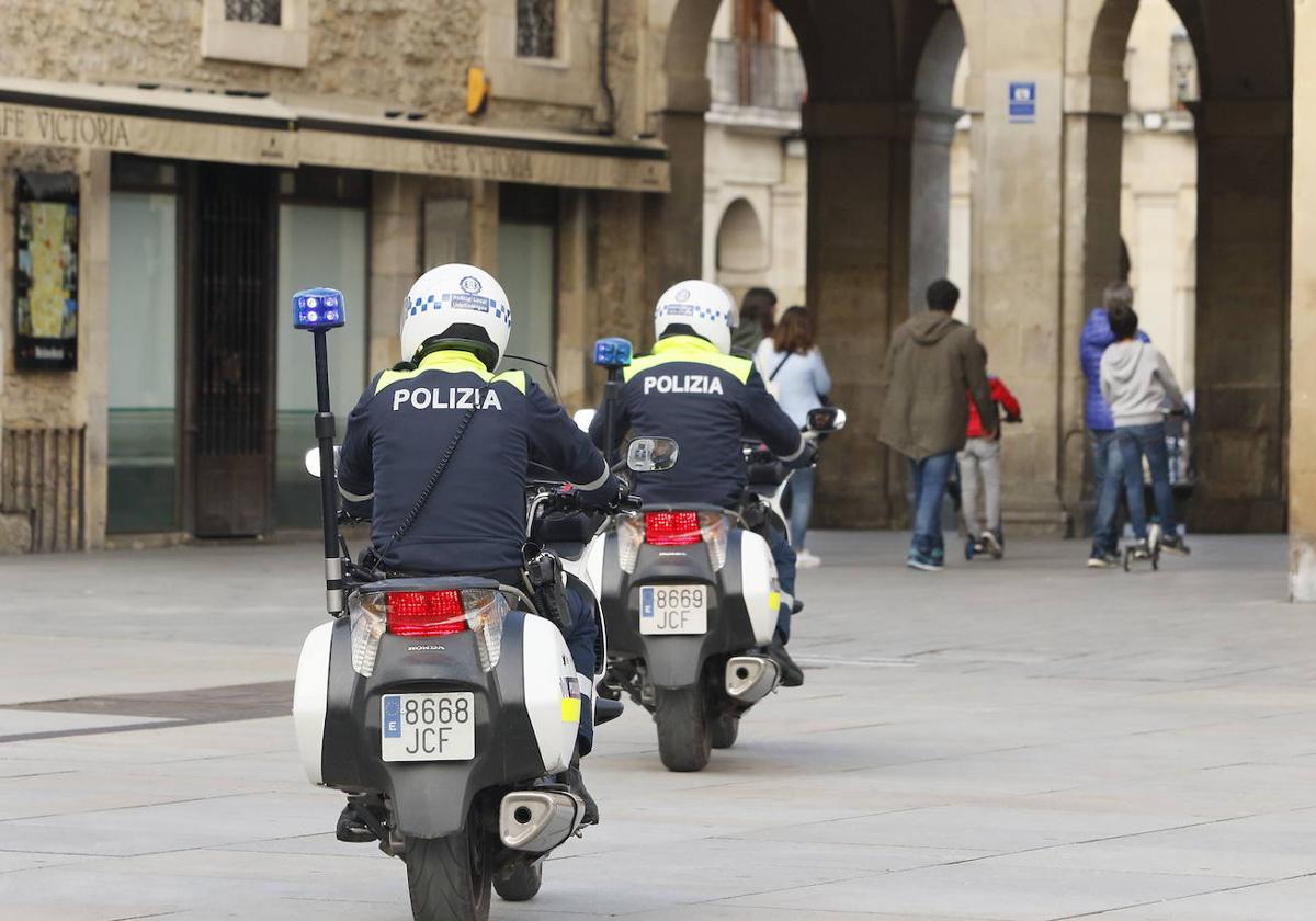 Dos motoristas de la Policía Local patrullan por el centro de Vitoria.