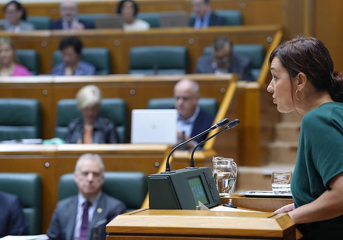 La parlamentaria de EH Bildu Jasone Agirre interviene desde la tribuna en presencia del lehendakari, Iñigo Urkullu, y la bancada del PNV.